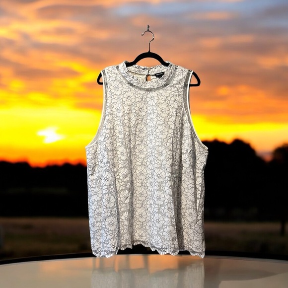 Torrid White with Black Stitching Floral Lacey Sleeveless Top - Picture 3 of 16